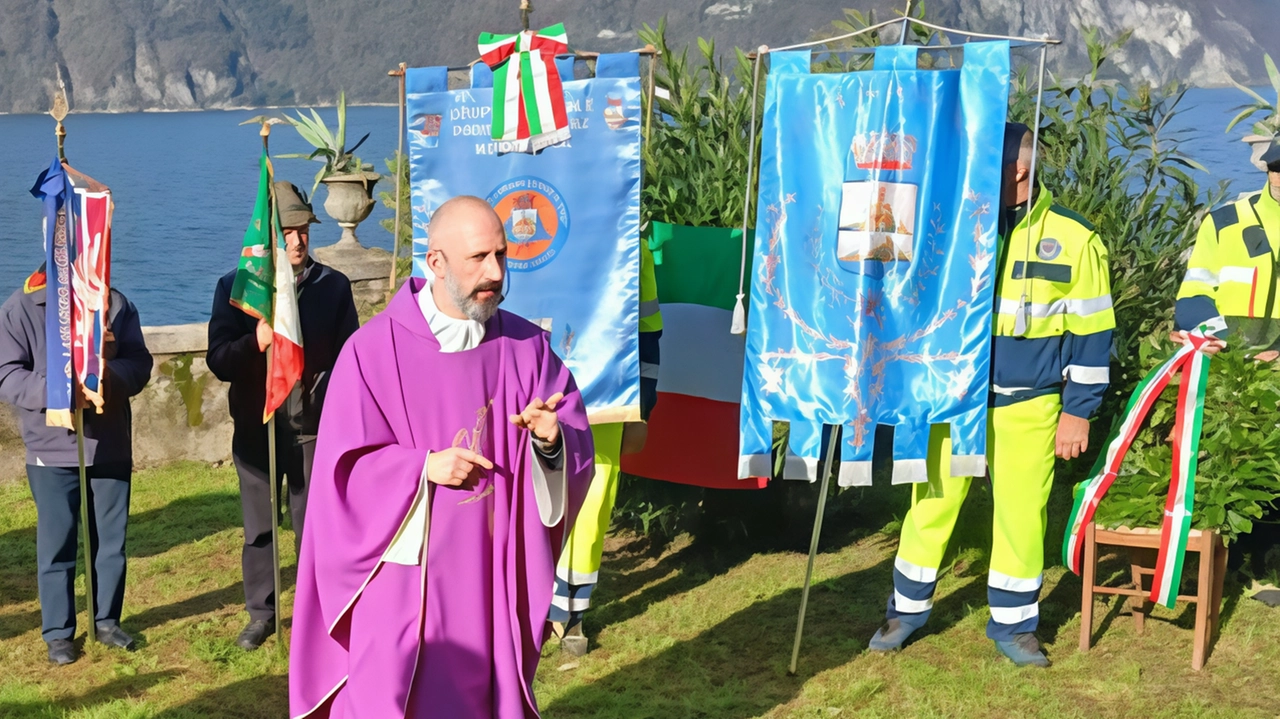 Sommario: Commemorazione del bombardamento della motonave Iseo nel 1944 sul Lago d'Iseo, con 42 vittime e 33 feriti gravi. Cerimonia di ricordo e riflessione. Sommario: Commemorazione del bombardamento della motonave Iseo nel 1944 sul Lago d'Iseo, con 42 vittime e 33 feriti gravi. Cerimonia di ricordo e riflessione.