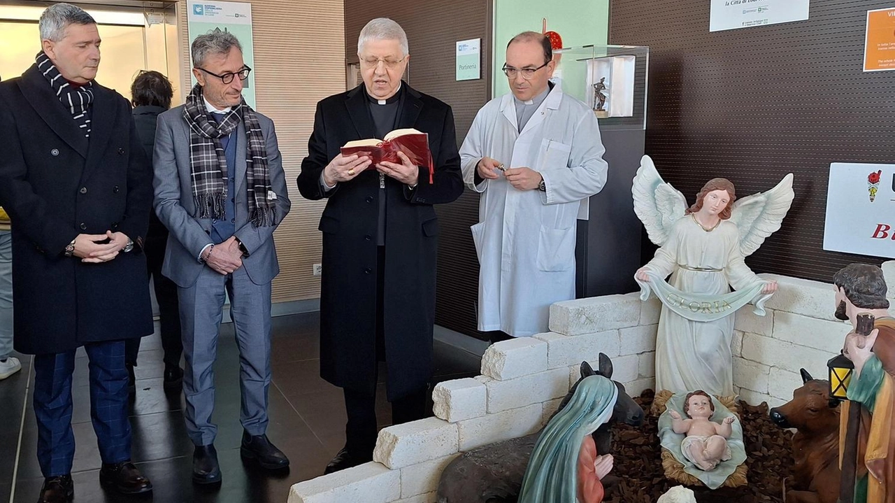"Il Natale deve arrivare dappertutto, come è arrivato anche qui con questo presepe, che ora benedico pensando a tutte le... "Il Natale deve arrivare dappertutto, come è arrivato anche qui con questo presepe, che ora benedico pensando a tutte le...