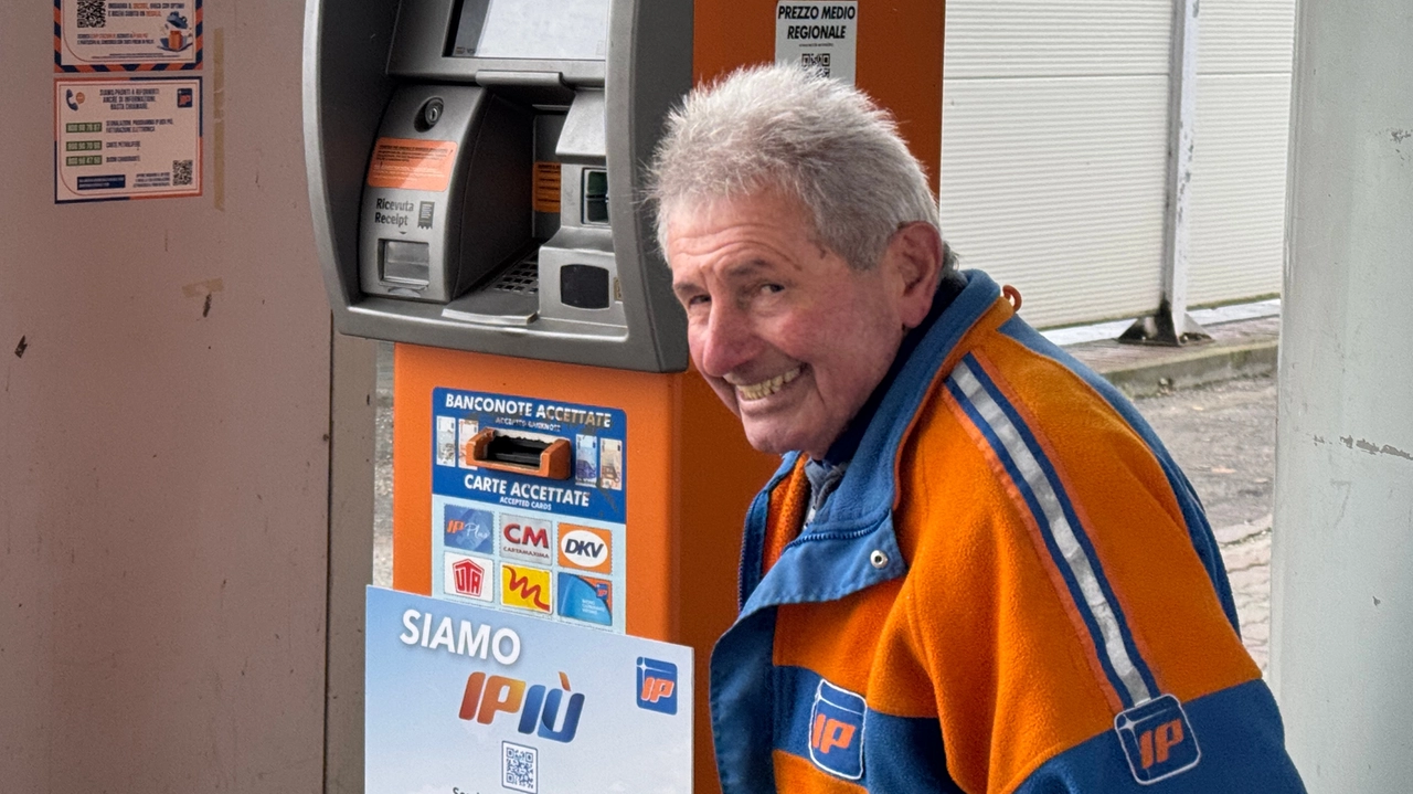 Luigi Quadrelli, 82 anni, è titolare della stazione di servizio di viale Cremona 215 da 57 anni: “I miei clienti - racconta - sono diventati amici, siamo tutti affiatati” Luigi Quadrelli, 82 anni, è titolare della stazione di servizio di viale Cremona 215 da 57 anni: “I miei clienti - racconta - sono diventati amici, siamo tutti affiatati”
