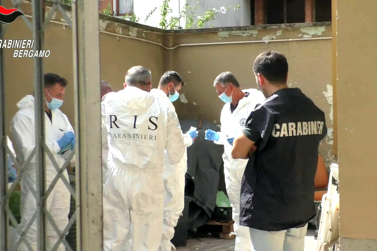 Il sopralluogo dei Ris nella casa occupata abusivamente da Sangare a Siusio