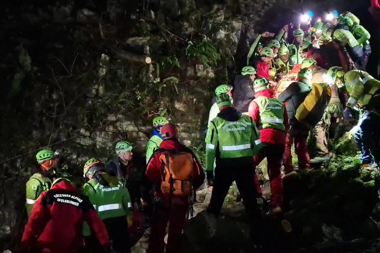 La barella con la speleologa Ottavia Piana portata fuori dalla grotta nell'Abisso Bueno Fonteno