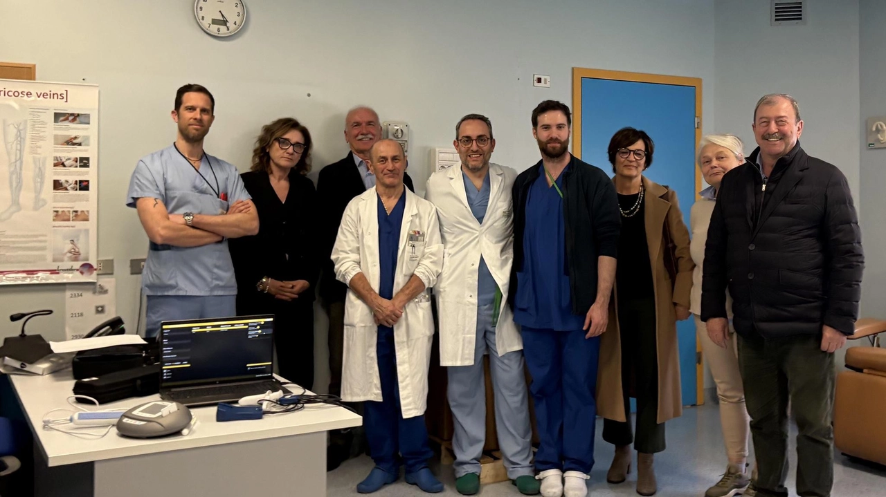 Quarto da sinistra col camice il dottor Alessandro Longhini direttore della Chirurgia del presidio ospedaliero di Sondrio