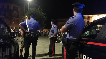 Violenta rissa in piazza Garibaldi a Cantù, tre accoltellati: due sono gravissimi