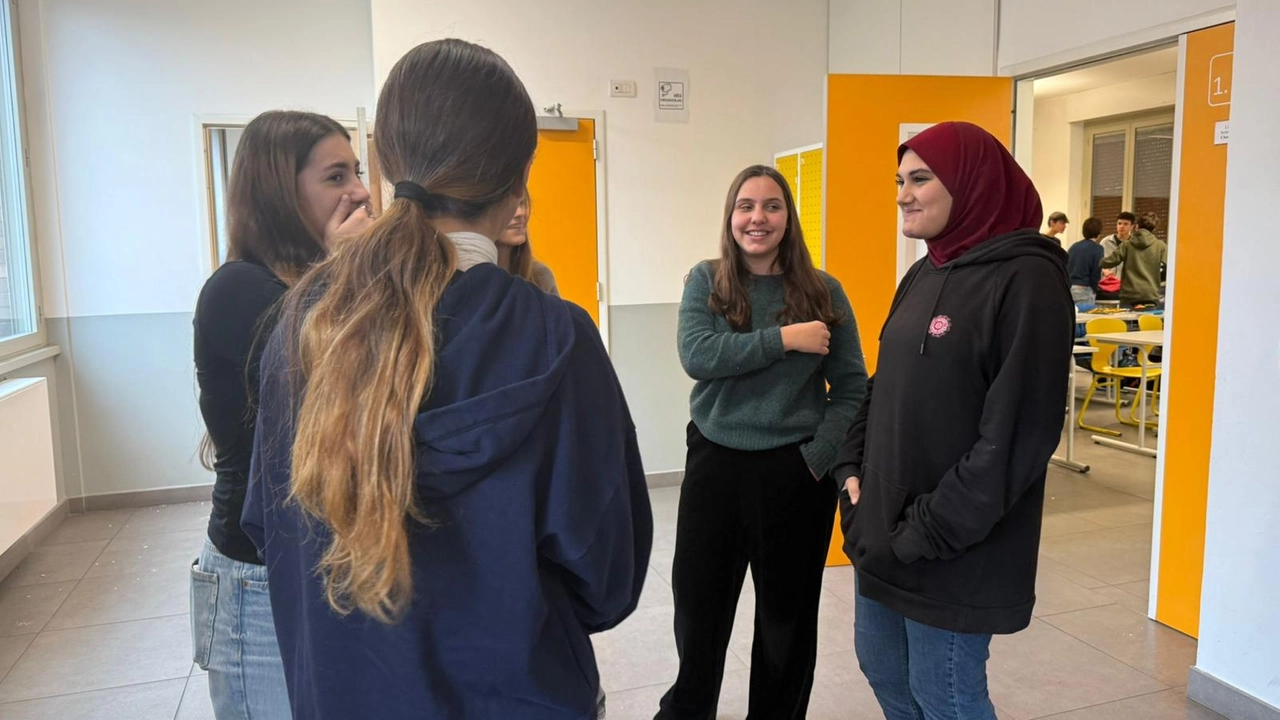 Maryam, 14 anni, insieme alle sue compagne del liceo classico Faes, di via Fratelli Fossati, in zona Città Studi Maryam, 14 anni, insieme alle sue compagne del liceo classico Faes, di via Fratelli Fossati, in zona Città Studi