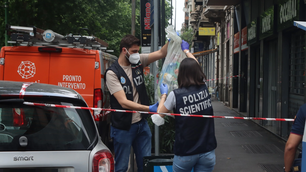 La polizia in viale Abruzzi, indagini e ricerche anche nei cestini vicino al palzzo dell'incendio