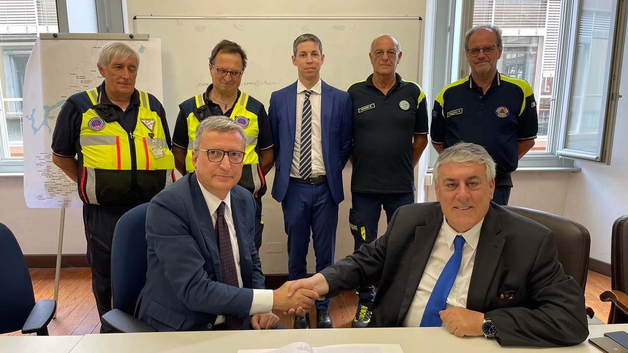 Il prefetto di Como Andrea Polichetti (a sinistra) e il presidente della Provincia di Como Fiorenzo Bognasca Il prefetto di Como Andrea Polichetti (a sinistra) e il presidente della Provincia di Como Fiorenzo Bognasca