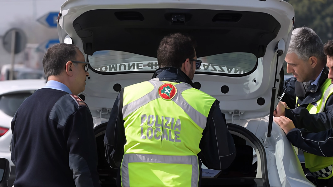 Magenta, all’arrivo dei vigili dopo un incidente è scappato: inseguito e preso Magenta, all’arrivo dei vigili dopo un incidente è scappato: inseguito e preso