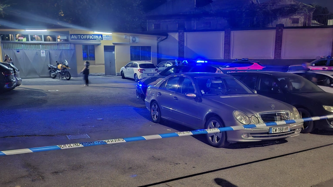 Polizia in via Valtellina dove è stato trovato il cadavere in auto Polizia in via Valtellina dove è stato trovato il cadavere in auto
