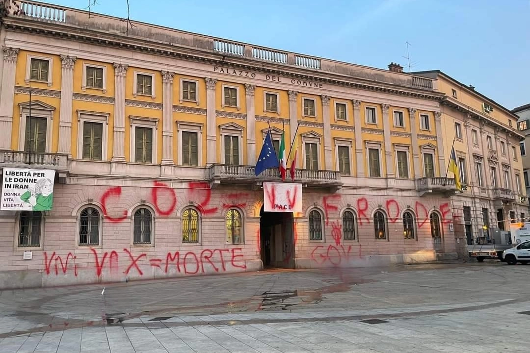 Bergamo, blitz no vax: Comune e palazzo uffici imbrattati con vernice rossa e scritte deliranti (Foto Facebook Vittorio Attilio)