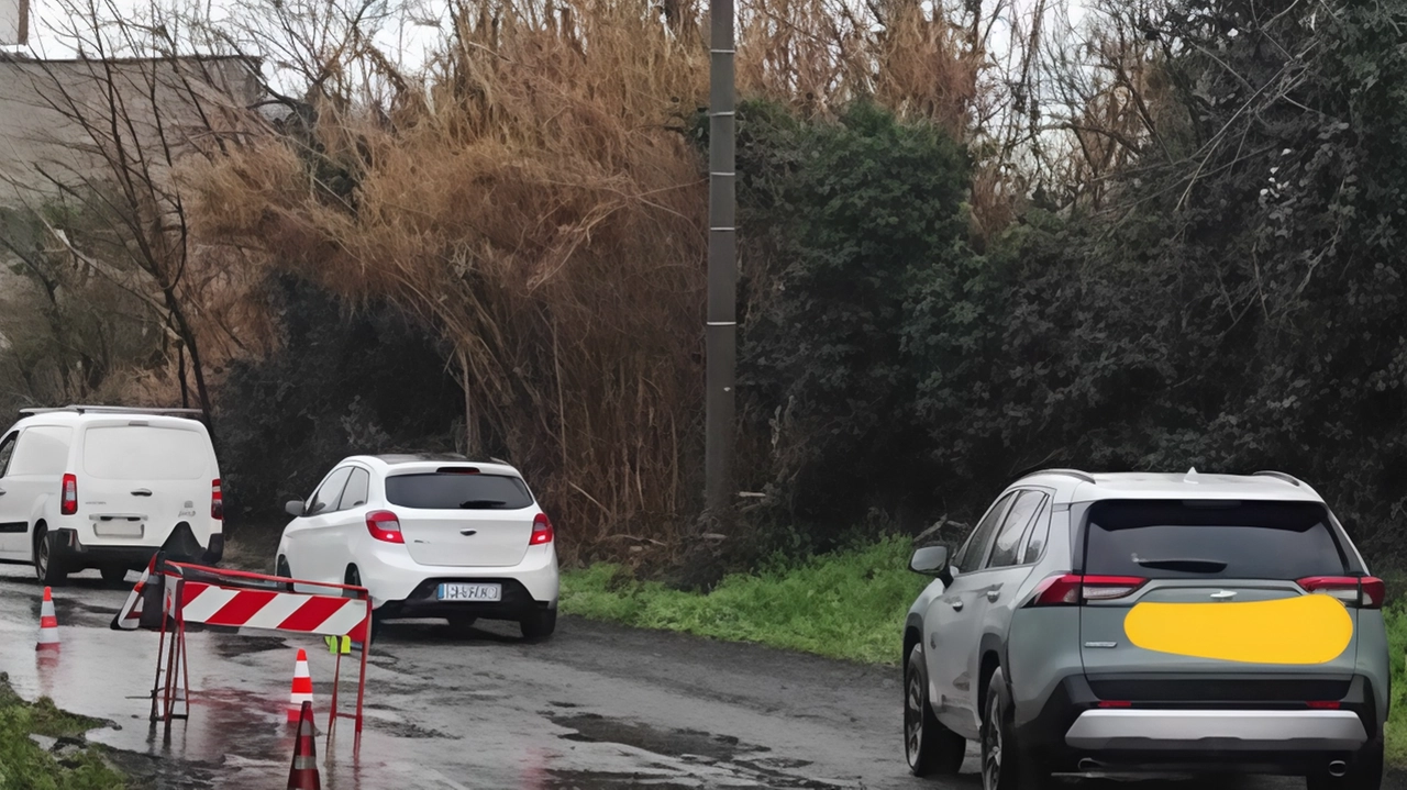 Via Dante, strada colabrodo dove gli automobilisti rischiano di perdere la ruota. Il tratto interessato è quello finale verso la... Via Dante, strada colabrodo dove gli automobilisti rischiano di perdere la ruota. Il tratto interessato è quello finale verso la...