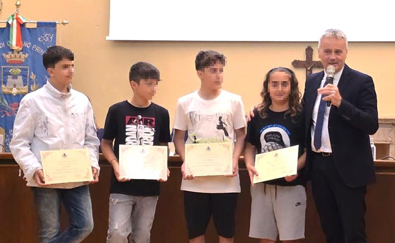 Quattro ragazzini trovano portafogli al centro commerciale e lo restituiscono: “Siete un esempio di senso civico” Quattro ragazzini trovano portafogli al centro commerciale e lo restituiscono: “Siete un esempio di senso civico”