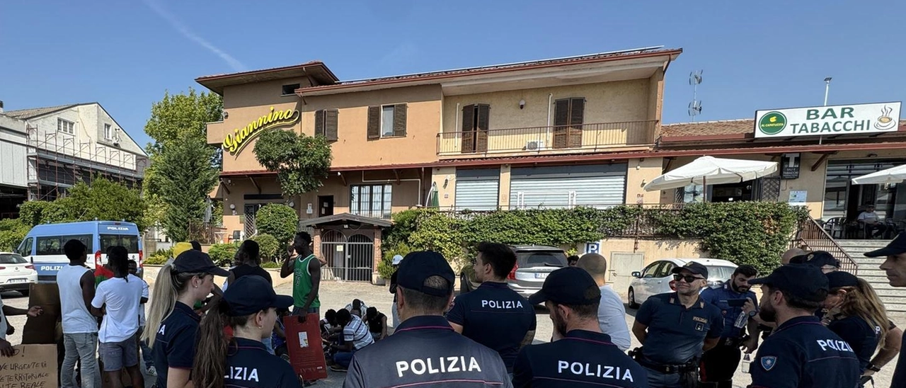 Richiedenti asilo sfrattati: "Ci minacciano e umiliano. Ma non possiamo andarcene"