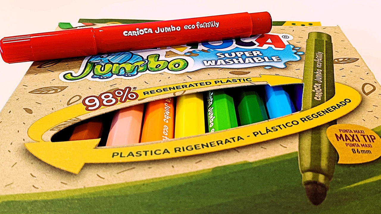 I nuovi pennarelli Carioca, con plastica riciclata al 98% (ma anche la confezione è fatta con carta riciclata)