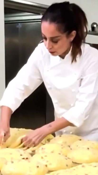 Debora Massari al lavoro (Frame video Instagram)