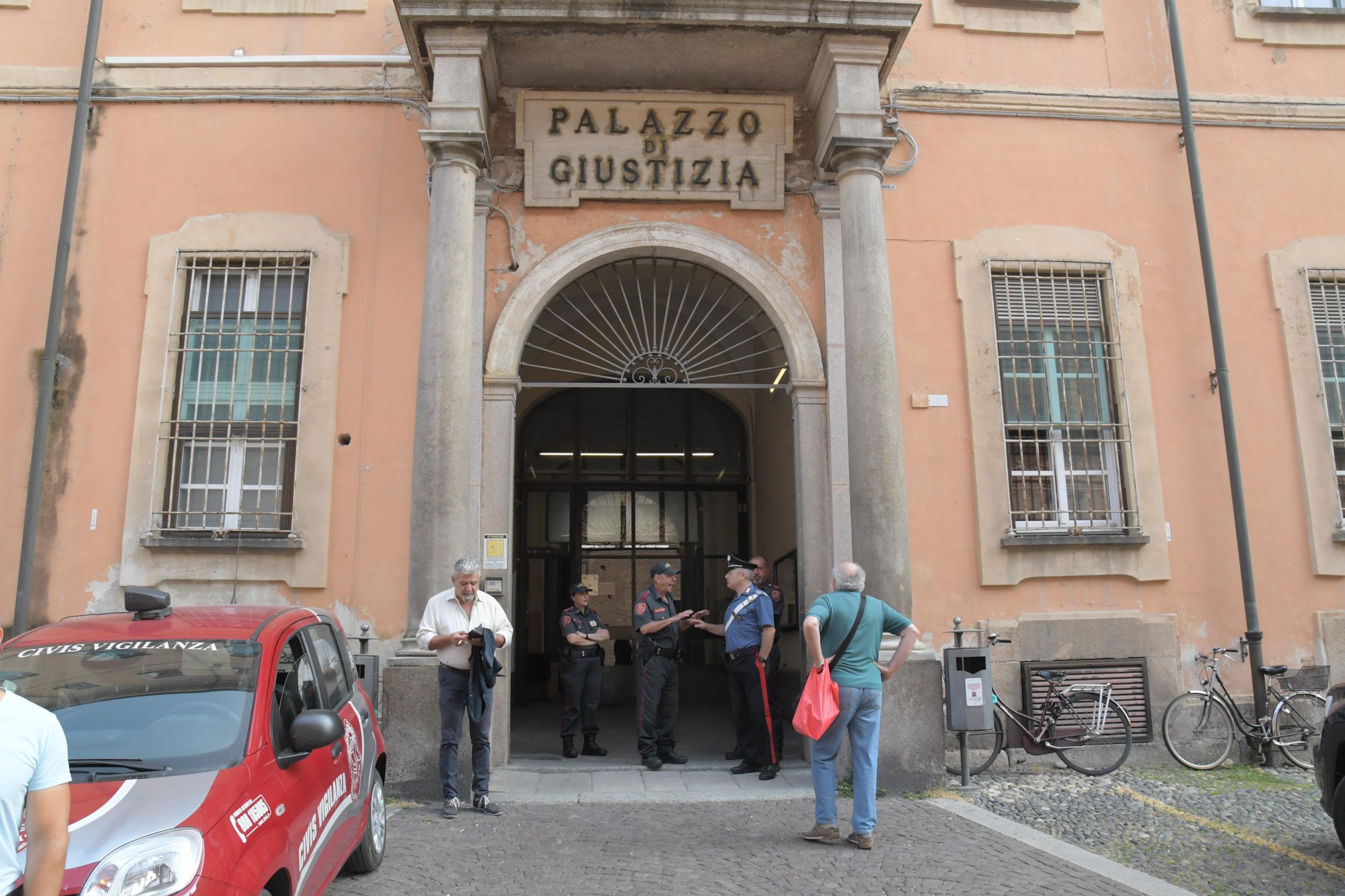 Percosse, offese e umiliazioni in classe: i primi racconti dell’orrore dei bambini sul loro maestro alla primaria di Albairate Percosse, offese e umiliazioni in classe: i primi racconti dell’orrore dei bambini sul loro maestro alla primaria di Albairate