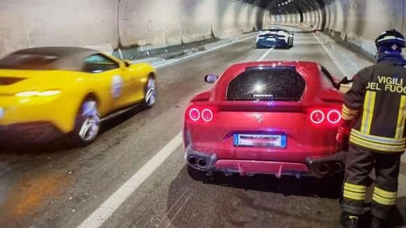 Un 22enne alla guida di una Ferrari 812 Superfast si schianta in galleria a Parè. Danneggiata la supercar da mezzo milione di euro, nessun danno per il conducente. Intervento di soccorso e rimozione dei mezzi danneggiati sul posto. Un 22enne alla guida di una Ferrari 812 Superfast si schianta in galleria a Parè. Danneggiata la supercar da mezzo milione di euro, nessun danno per il conducente. Intervento di soccorso e rimozione dei mezzi danneggiati sul posto.