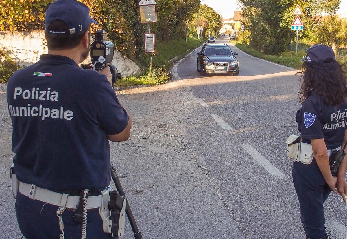 Telelaser in azione sulle strade. In un giorno 5mila euro di multe