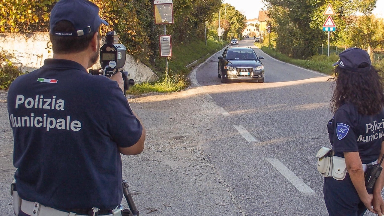 Agenti sulle strade, controlli a tappeto: velocità nel mirino, raffica di multe