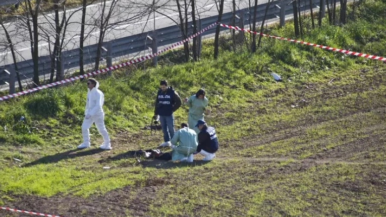 Investigatori in una zona vicina al luogo di ritrovamento del corpo, nei pressi dell’autostrada A1 Investigatori in una zona vicina al luogo di ritrovamento del corpo, nei pressi dell’autostrada A1