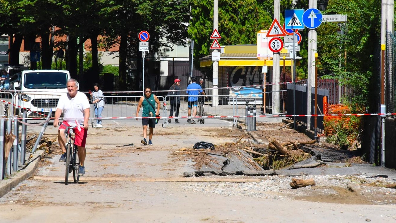 L’asfalto stradale sollevato in via Ponte Pietra. nella zona dello stadio a causa dell’esondazione del torrente Morla dopo il nubifragio di lunedì notte L’asfalto stradale sollevato in via Ponte Pietra. nella zona dello stadio a causa dell’esondazione del torrente Morla dopo il nubifragio di lunedì notte