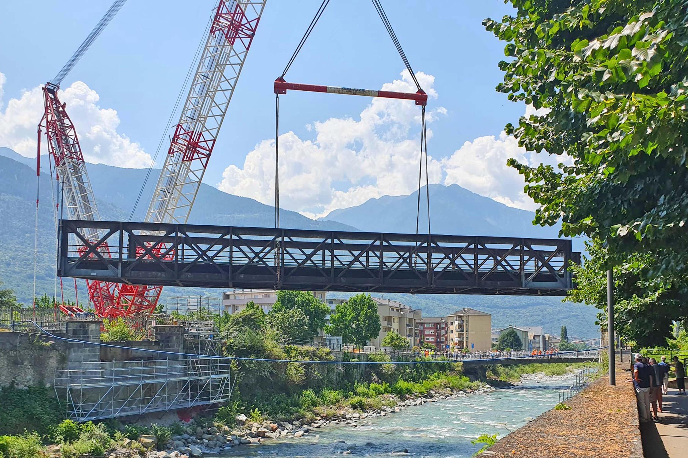 Il ponte in ferro dice addio ai treni. Servirà per biciclette e pedoni Il ponte in ferro dice addio ai treni. Servirà per biciclette e pedoni