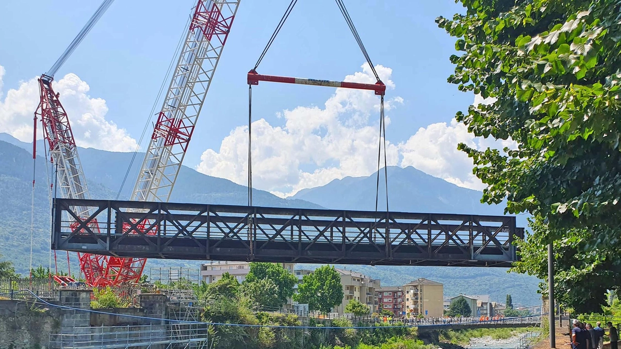 In tanti hanno assistito allo spostamento del ponte In tanti hanno assistito allo spostamento del ponte