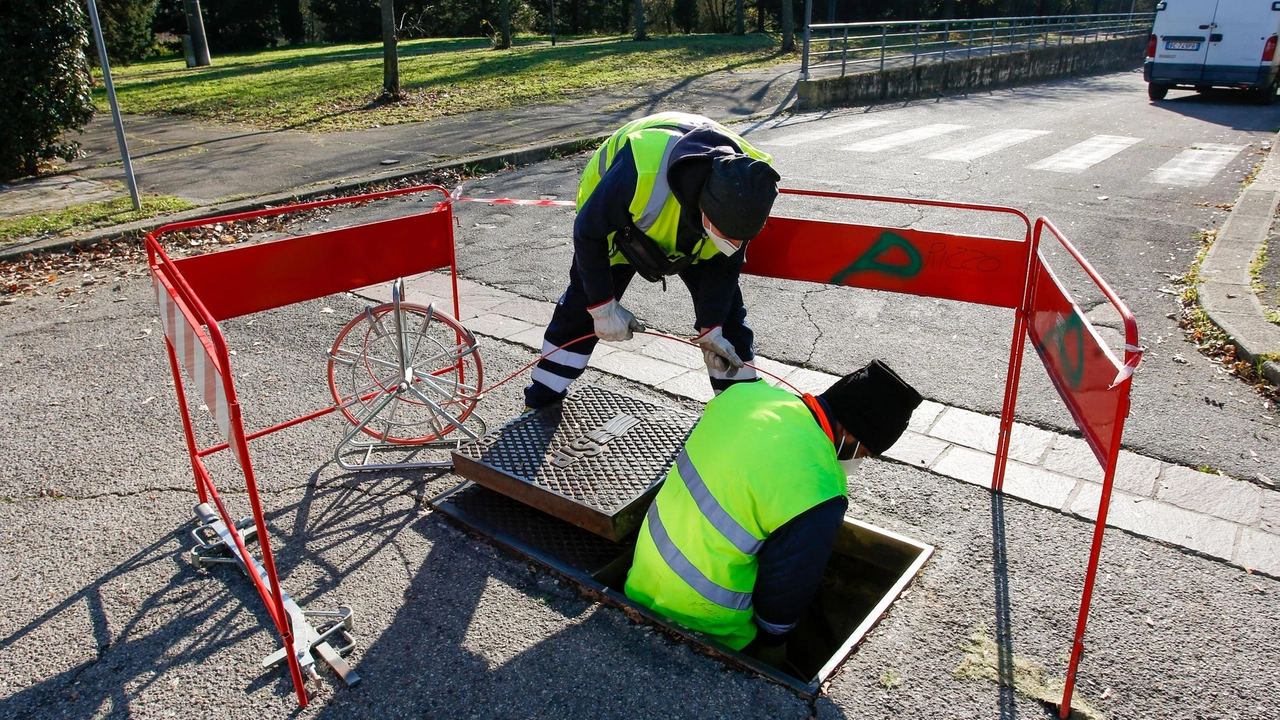 Due operai al lavoro per posare la fibra Le autostrade informatiche sono utili anche nei piccoli paesi Due operai al lavoro per posare la fibra Le autostrade informatiche sono utili anche nei piccoli paesi