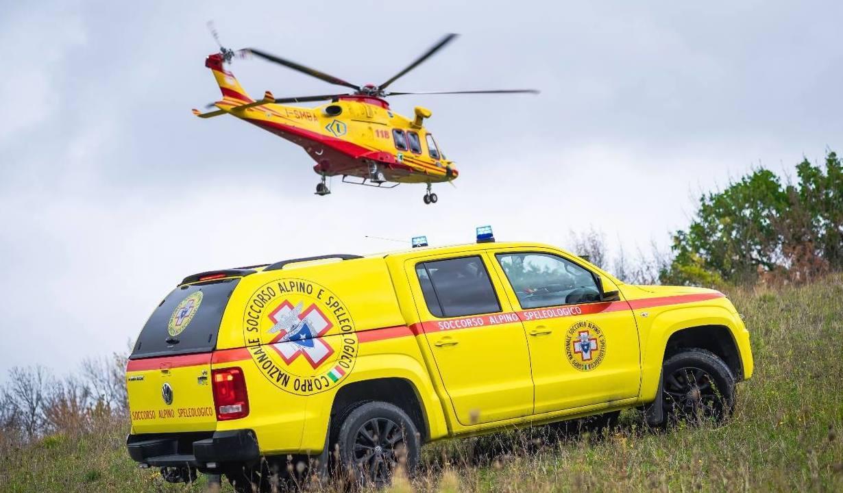 Passo del Gavia, sbanda e cade in un dirupo per decine di metri: morto motoclistita Passo del Gavia, sbanda e cade in un dirupo per decine di metri: morto motoclistita