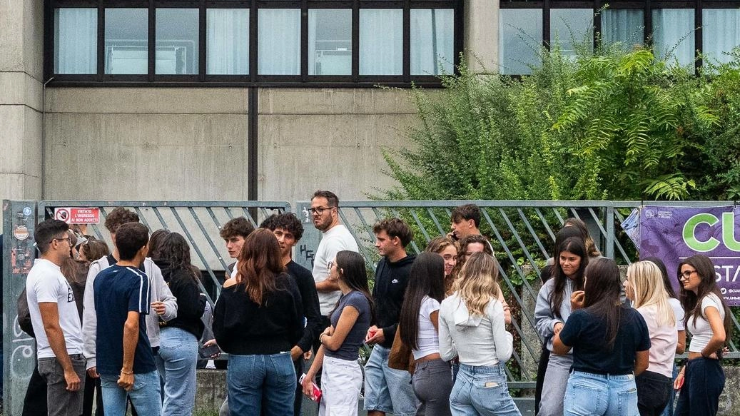 Primo giorno del “semestre aperto“ di Medicina: partito il pellegrinaggio verso le università lombarde, pronte ad accogliere la marea... Primo giorno del “semestre aperto“ di Medicina: partito il pellegrinaggio verso le università lombarde, pronte ad accogliere la marea...