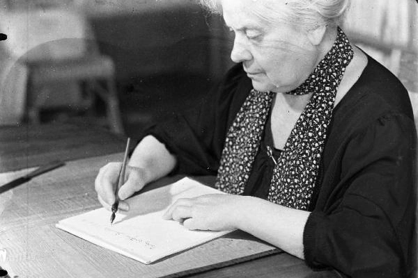 La poetessa e giornalista Ada Negri (credits Wikimedia Commons)