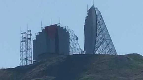 La bandiera della Palestina issata su una delle due antenne dell’ex base Nato sul monte Maniva La bandiera della Palestina issata su una delle due antenne dell’ex base Nato sul monte Maniva