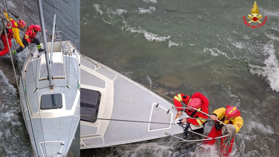 Il recupero della barca a vela nel lago a Valmadrera Il recupero della barca a vela nel lago a Valmadrera