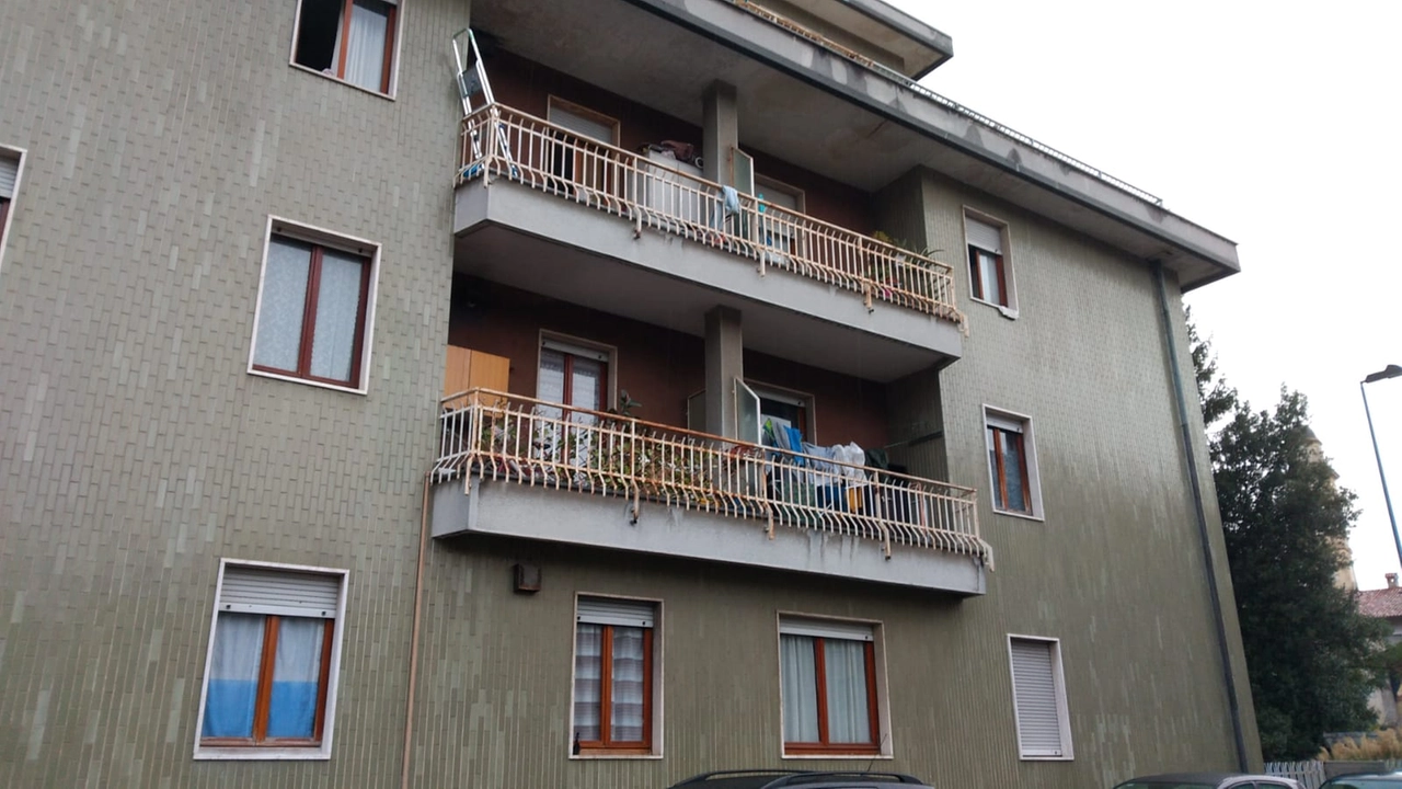 Il balcone al secondo piano della palazzina da cui è caduto il bimbo Il balcone al secondo piano della palazzina da cui è caduto il bimbo