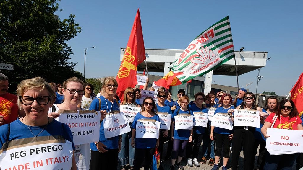 Il presidio dei lavoratori della Peg Perego ad Arcore: la tensione è sempre più alle stelle per il destino di 90 di loro Il presidio dei lavoratori della Peg Perego ad Arcore: la tensione è sempre più alle stelle per il destino di 90 di loro