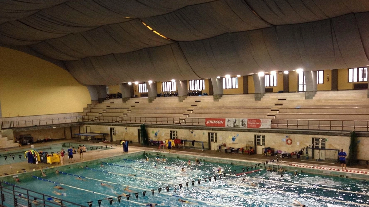 A destra, la storica piscina Cozzi di viale Tunisia, inaugurata nel 1934 A destra, la storica piscina Cozzi di viale Tunisia, inaugurata nel 1934