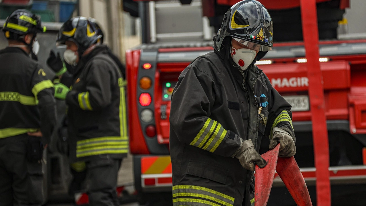 I vigili del fuoco hanno dovuto tagliare le sbarre del locale dove era chiuso uno dei lavoratori L’altro era circondato nel cortile I vigili del fuoco hanno dovuto tagliare le sbarre del locale dove era chiuso uno dei lavoratori L’altro era circondato nel cortile