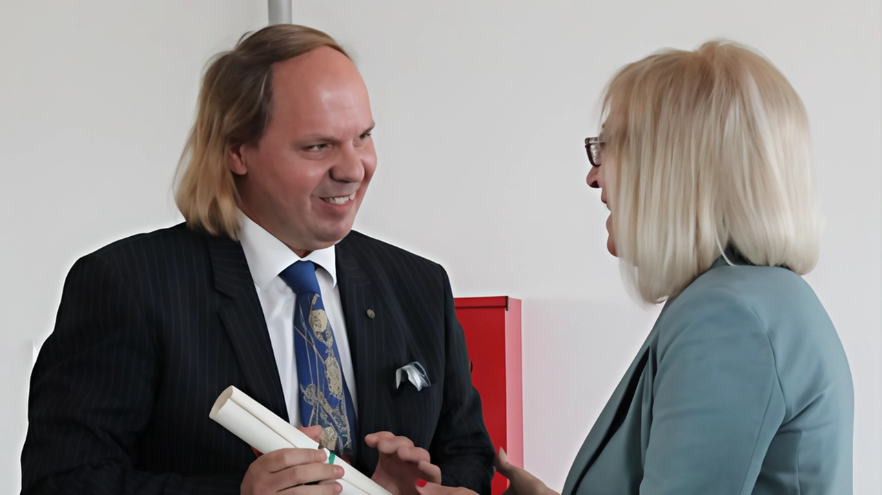 Il professore e studioso monzese Alessio Varisco con il prefetto Patrizia Palmisani Il professore e studioso monzese Alessio Varisco con il prefetto Patrizia Palmisani