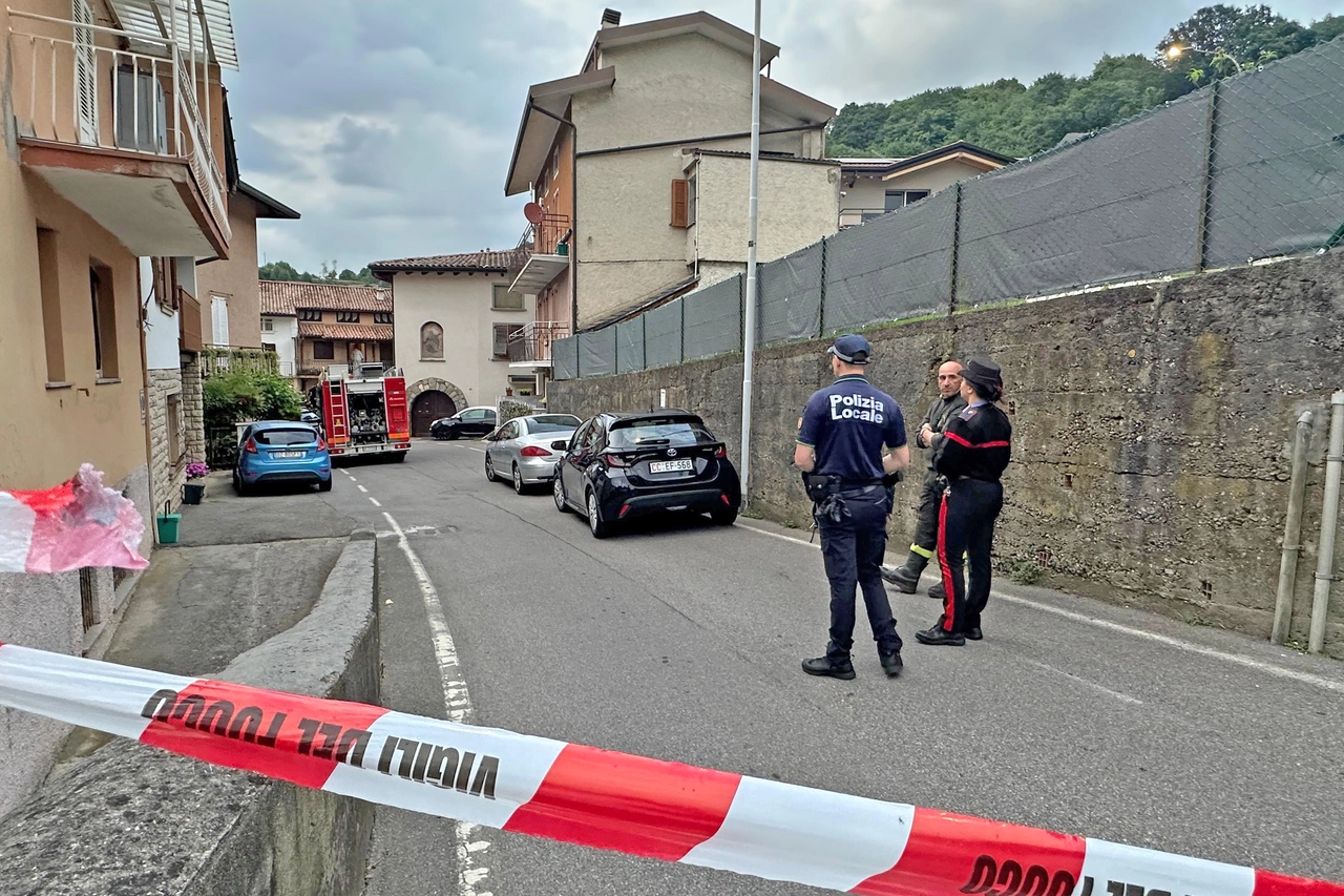 Le forze dell'ordine in via Fanti dove si trova l'abitazione della famiglia