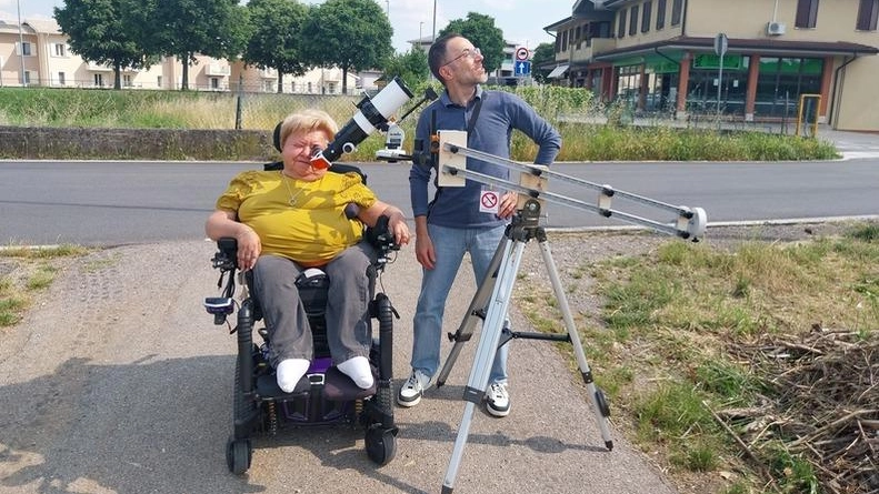 Lorenzo Montanari ha voluto testare il suo telescopio modificato facendolo provare alla cugina Carla Lorenzo Montanari ha voluto testare il suo telescopio modificato facendolo provare alla cugina Carla