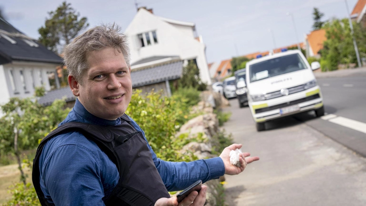 Rasmus Paludan, noto per aver bruciato il Corano, espulso dall'Italia all'arrivo a Malpensa per il Remigration Summit. Rasmus Paludan, noto per aver bruciato il Corano, espulso dall'Italia all'arrivo a Malpensa per il Remigration Summit.
