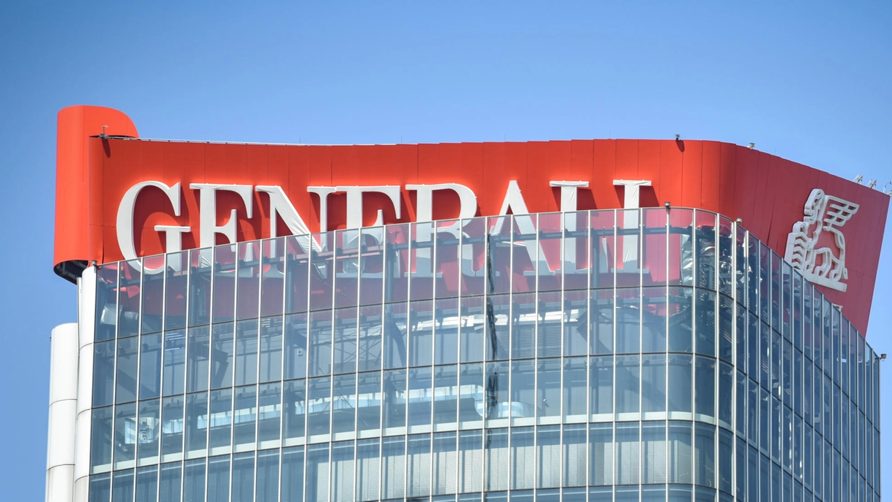 L’insegna “Generali” sulla torre Generali di Citylife pericolante, isolata l’area sottostante e chiuso il centro commerciale
