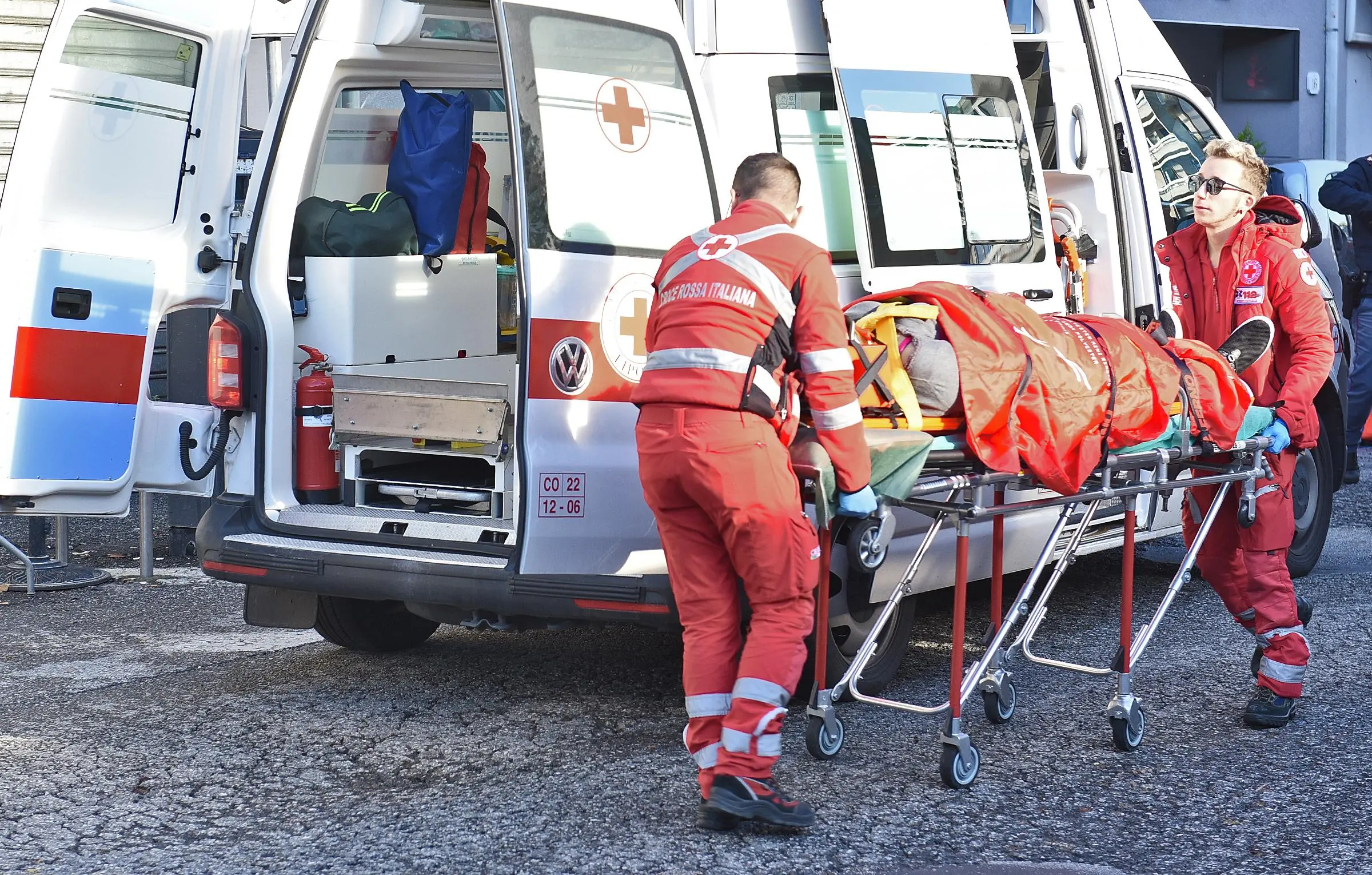 Pensionato gli taglia la strada, lui prova a sterzare ma si schianta in moto: 60enne di Morterone in prognosi riservata