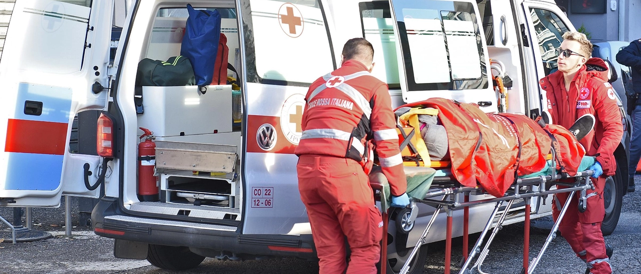 Pensionato gli taglia la strada, lui prova a sterzare ma si schianta in moto: 60enne di Morterone in prognosi riservata