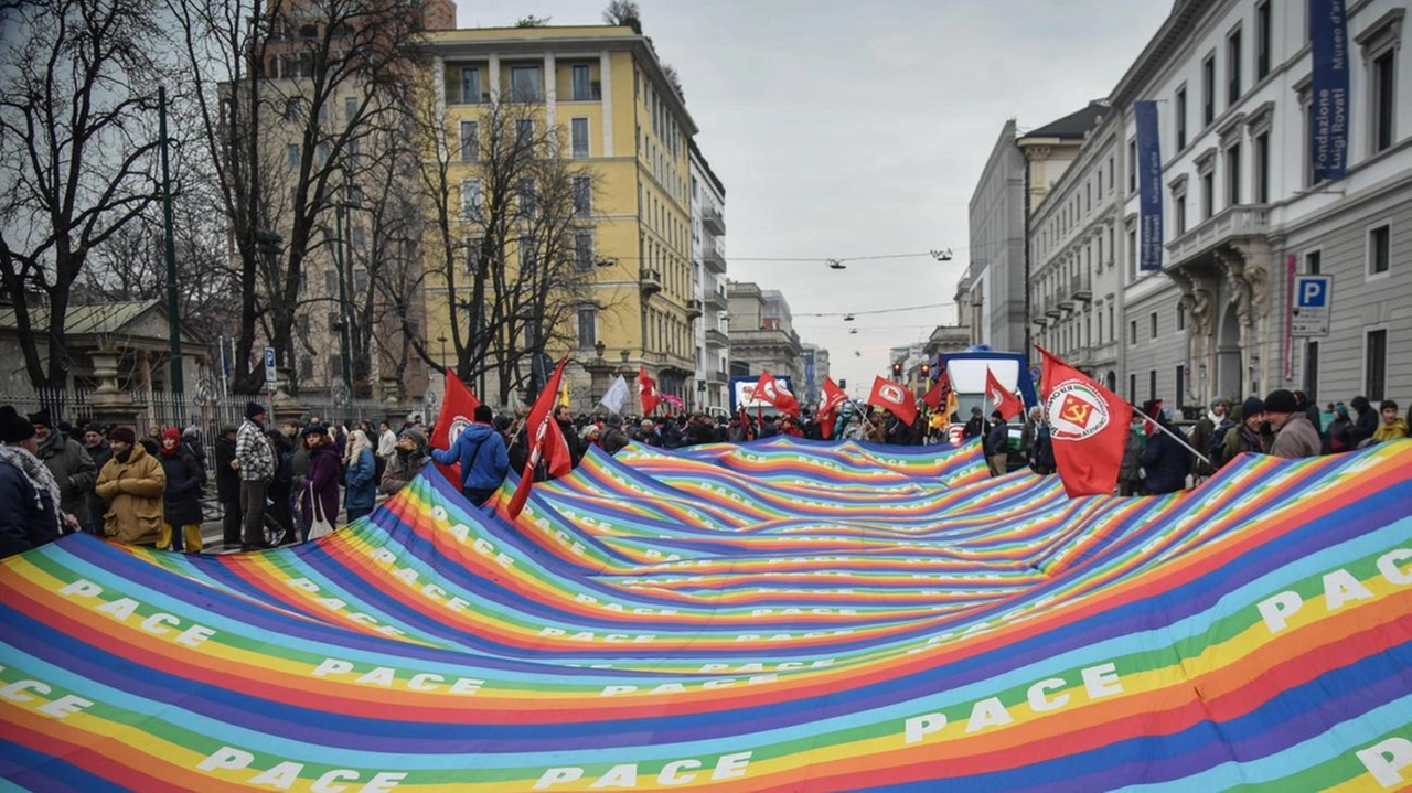 Quattromila manifestanti a Milano contro guerra e Ddl Sicurezza. Proteste pacifiche con slogan e striscioni.