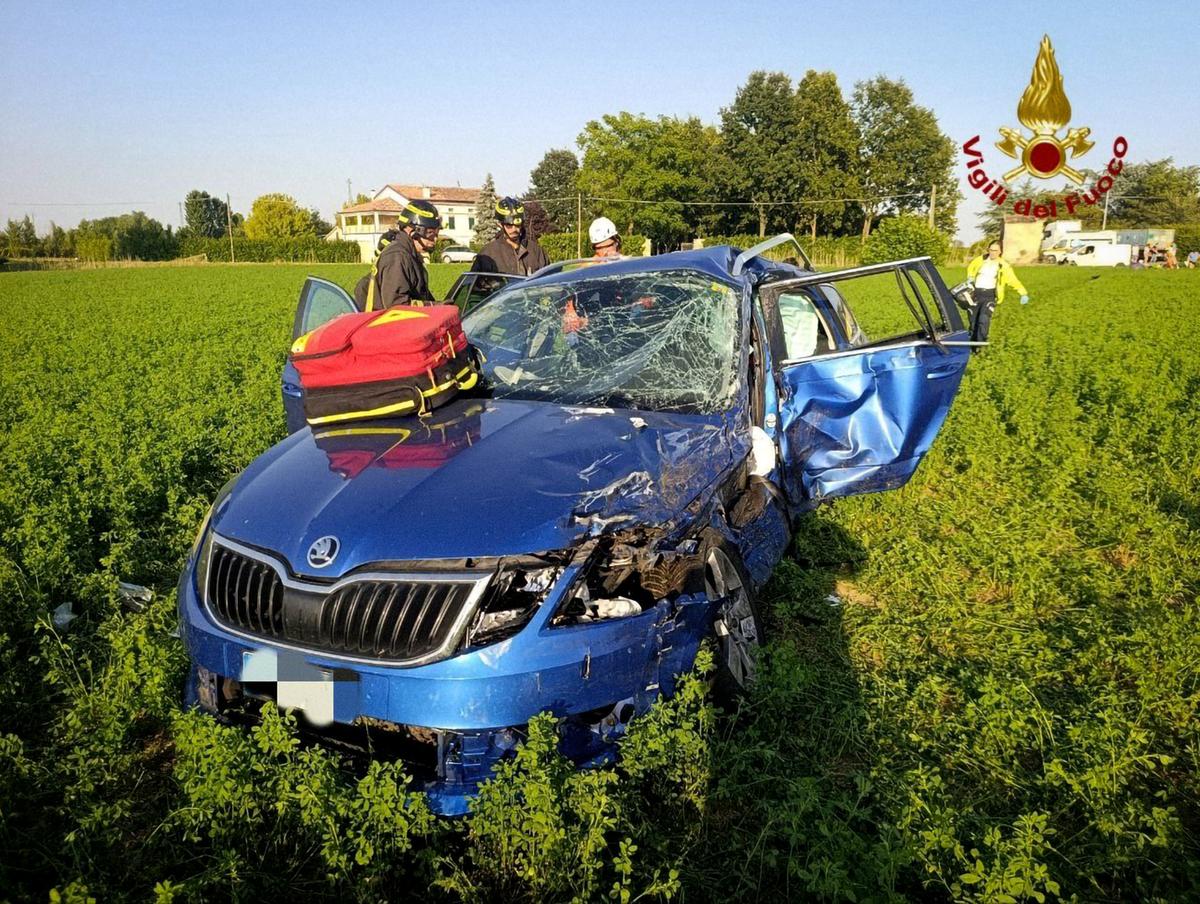 Grave incidente a Roncoferraro tra un furgone e un’auto (che finisce nel campo): 7 feriti, 3 sono gravi