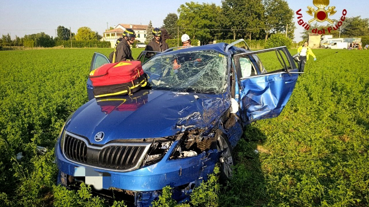 L'auto coinvolta nell'incidente e finita nel campo