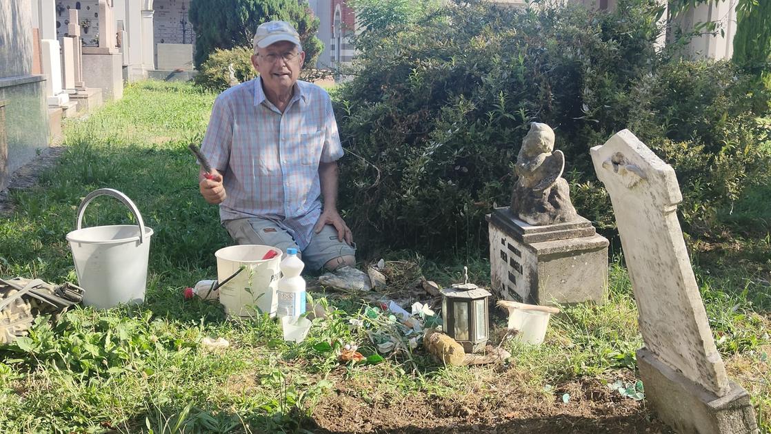 Vailate, la ‘missione’ di Gianfranco Colombo: pulisce e ripara le tombe dei bambini dimenticate Vailate, la ‘missione’ di Gianfranco Colombo: pulisce e ripara le tombe dei bambini dimenticate