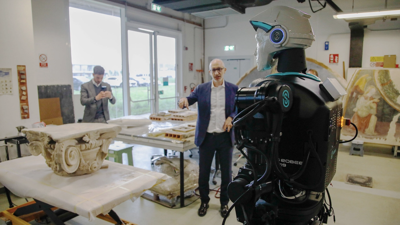 Il robot umanoide RoBee impegnato nell'analisi del capitello (Pontoriero) Il robot umanoide RoBee impegnato nell'analisi del capitello (Pontoriero)