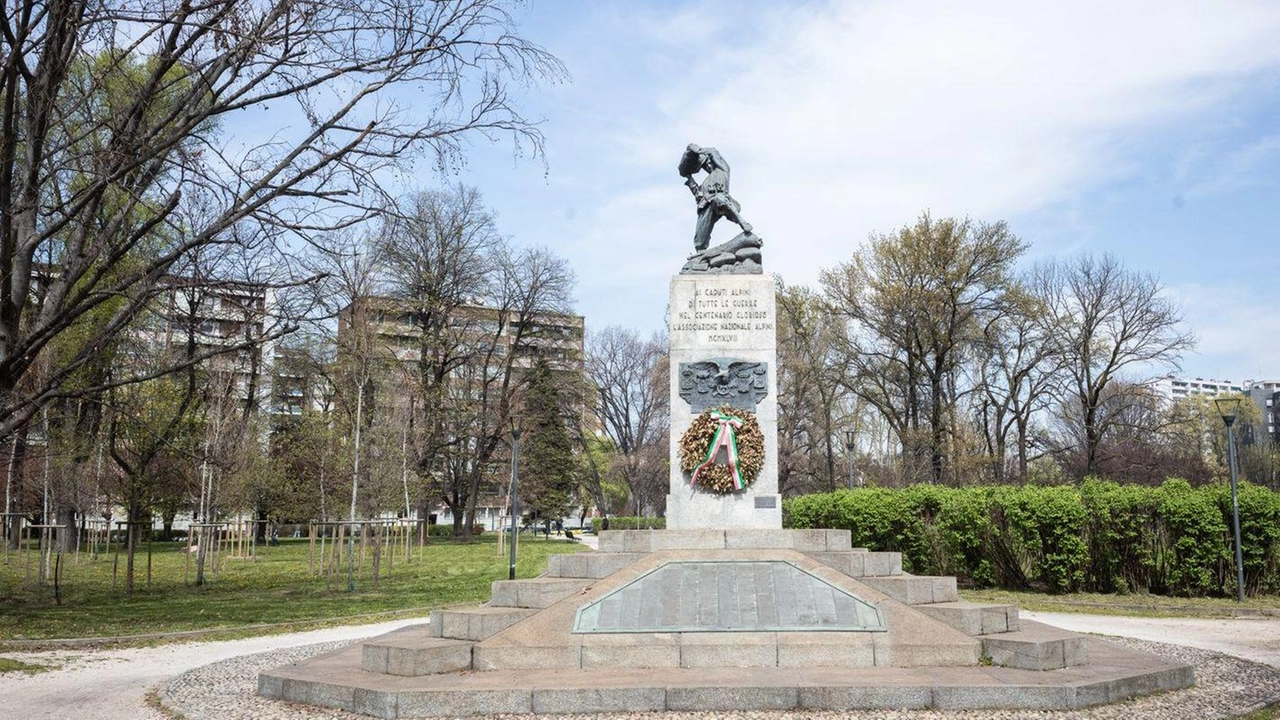 Un parco attrezzato con un bel monumento (dedicato ai Caduti Alpini) nel centro, aree verdi, un campo sportivo. Una bella...