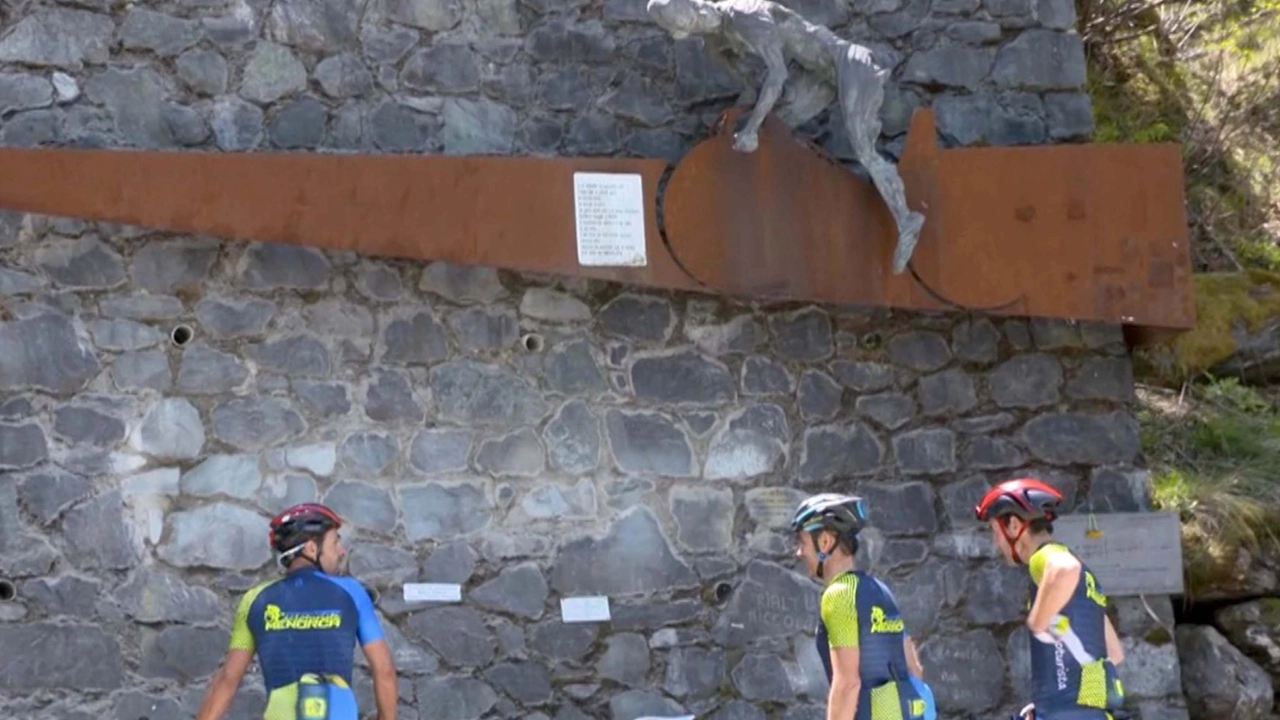 L’omaggio a Marco Pantani sul Mortirolo. La strada necessita di interventi infrastrutturali L’omaggio a Marco Pantani sul Mortirolo. La strada necessita di interventi infrastrutturali